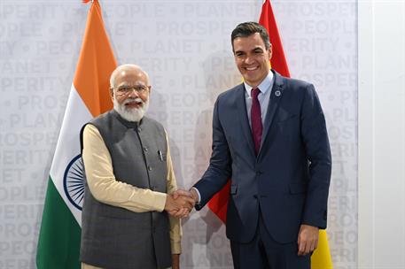 31/10/2021. Cumbre del G20. El presidente del Gobierno, Pedro Sánchez, saluda al primer ministro indio, Narendra Modi.